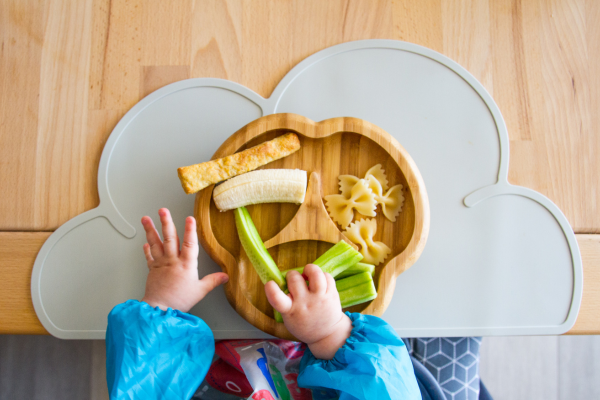 Bebê praticando BLW - Baby-Led Weaning