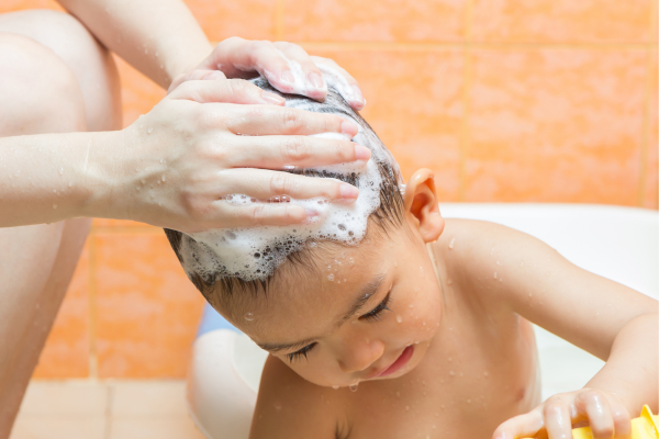 Como lavar o cabelo do seu filho sem brigas