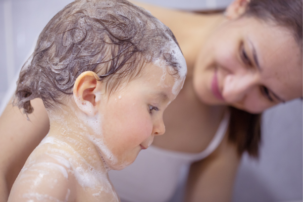 Como Lavar o Cabelo do Seu Filho sem Brigas