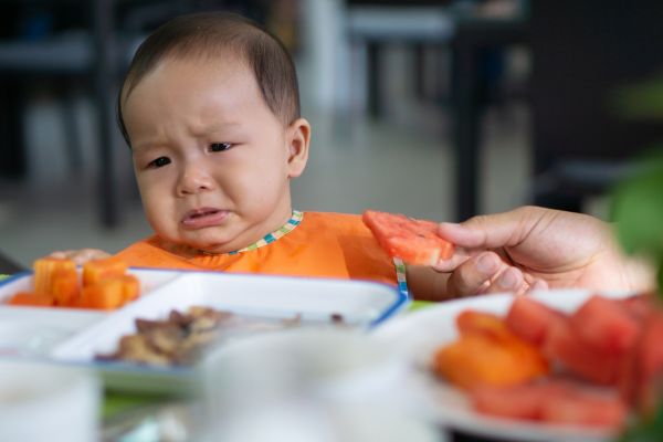 Sinais de saciedade do bebê: Como identificar