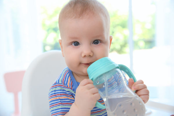 O bebê pode tomar água durante as refeições?