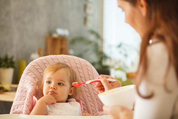 Bebê não aceita a colher na hora da refeição? Veja o que fazer!